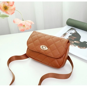 Détail du sac bandoulière matelassé marron avec fermoir rotatif doré et sangle tissu