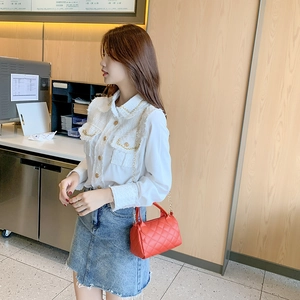 Sac à main matelassé rouge pour femme avec chaîne dorée et tenue en tweed blanc