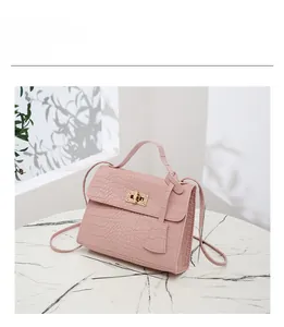 Petit sac bandoulière rose à motif crocodile avec dimensions 19,5x15x7 cm et fermoir doré