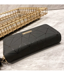 Dettaglio del portafoglio lungo geometrico grigio scuro con finiture dorate e pompon