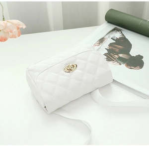 Vue détaillée du sac ceinture blanc en similicuir matelassé avec fermoir rotatif doré