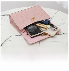 Vue de dessus du mini sac rose aspect crocodile montrant l'espace de rangement interne