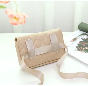 Vue arrière du sac banane matelassé beige avec sangles en nylon et boucles au dos
