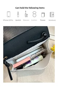 Vue de dessus de l'intérieur du sac carré noir montrant sa grande capacité de rangement