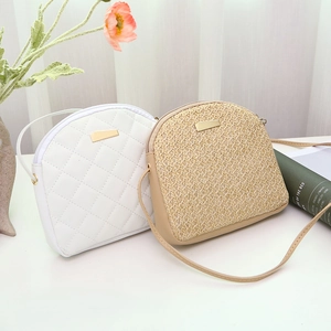 Mini borsa trapuntata a conchiglia e borsa a tracolla in paglia intrecciata dorata