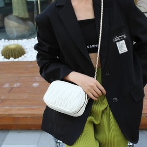 Sac à bandoulière blanc plissé pour femme avec chaîne en cuir PU à matelassage vertical
