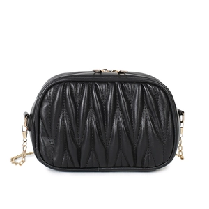 Sac bandoulière noir matelassé avec texture plissée verticale et bandoulière dorée