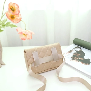 Sac ceinture beige matelassé pour femme avec motif en losanges et sangle en nylon réglable
