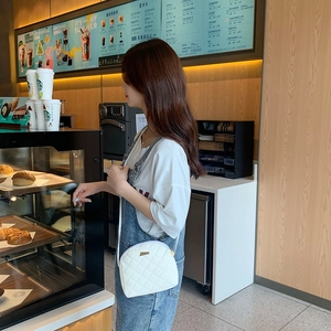 Borsa a tracolla a conchiglia in pelle PU trapuntata bianca con logo dorato su modella