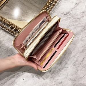 Portafoglio lungo in pelle bianca con interno rosa, scomparti per carte e tasca portamonete