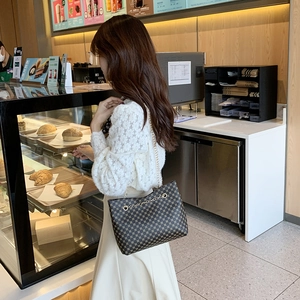Large capacity vintage printed tote bag with chain strap shown in a cafe setting