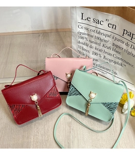 Trois mini sacs carrés à motif lézard, côtés zébrés et fermoir perle en forme de chat