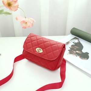 Sac bandoulière matelassé rouge avec fermoir doré et bandoulière en nylon assortie