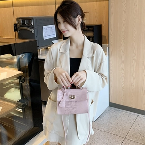 Mini sac bandoulière rose effet crocodile avec fermoir rotatif doré élégant