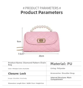 Sac à bandoulière matelassé rose avec poignée en perles et dimensions de 20x7,5x9cm