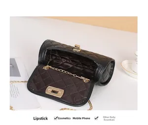Détail du sac cylindrique noir matelassé montrant le fermoir et l'espace intérieur