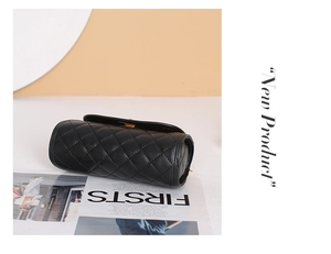 Gros plan détaillé d'un sac cylindrique noir avec motif matelassé et fermoir doré