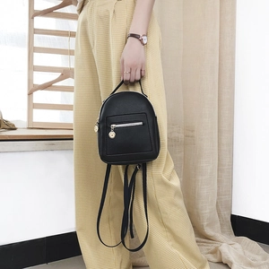 Mini zaino minimalista in pelle nera da donna con cerniera dorata e spallacci regolabili
