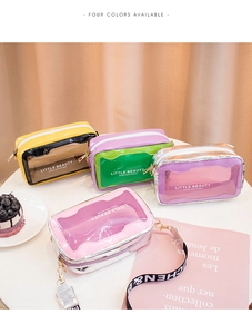 Détail de quatre trousses de maquillage en PVC coloré avec motif 'LITTLE BEAUTY'
