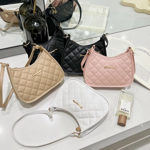 Quilted Shoulder Bag PU Leather Diamond Lattice Underarm Bag Metal Logo Fashion Hobo Bag For Women
