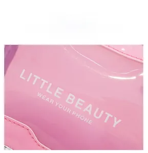 Détail du sac rose imperméable en PVC avec l'inscription blanche Little Beauty imprimée