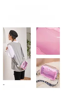 Détail d'un petit sac à bandoulière rose transparent avec imprimé Little Beauty