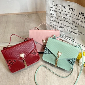Trois sacs bandoulière minimalistes à motif lézard avec boucles perle chat et glands