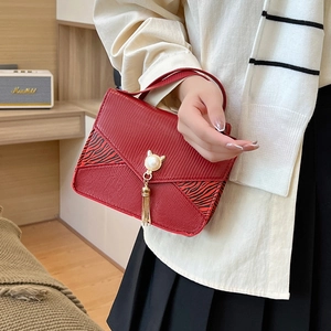 Petit sac carré rouge avec texture crocodile et boucle oreilles de chat en perles