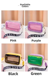 Détail de sacs bandoulière en PVC transparent avec imprimé Little Beauty et large sangle