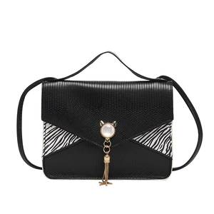 Sac enveloppe noir avec panneaux zébrés, boucle oreilles de chat et gland doré