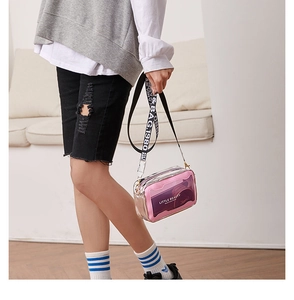 Sac caméra transparent rose avec imprimé Little Beauty et large bandoulière