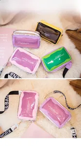 Détail du petit sac bandoulière en PVC transparent aux couleurs acidulées et texte imprimé