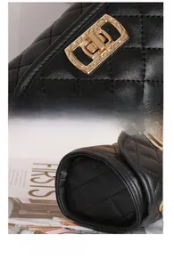 Détail du sac en cuir noir matelassé avec fermoir rotatif en métal doré poli