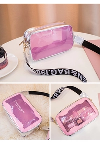 Détail du sac à bandoulière rose transparent avec une large sangle jacquard stylée