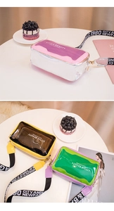 Gros plan d'un sac transparent pour téléphone avec bandoulière colorée et imprimé mode