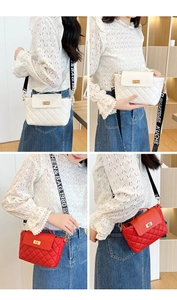 Détail du motif matelassé et de la large bandoulière lettrée sur les sacs à main tendance