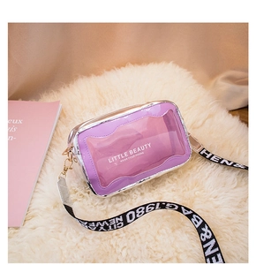 Détail du sac de téléphone en PVC violet transparent avec bordure argentée et sangle