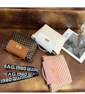 Vue détaillée de sacs seaux tendance à motifs géométriques avec larges bandoulières