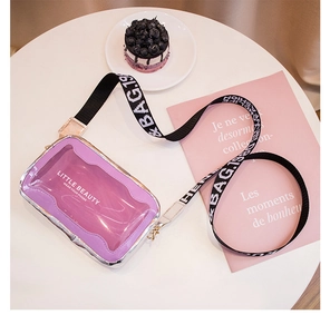 Vue détaillée du sac bandoulière violet transparent avec bordure argentée chic