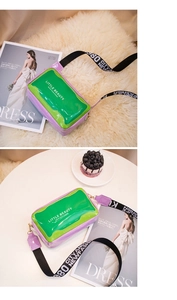 Détail du mini sac en cuir verni vert et violet avec bandoulière logo tissée