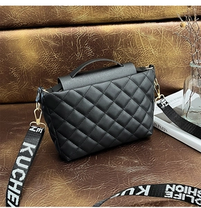 Détail du sac seau noir en cuir PU matelassé avec large bandoulière à imprimé lettres