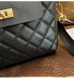 Détail d'un sac à main en cuir matelassé noir avec motif à losanges et fermoir doré