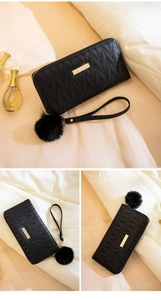 Détails du portefeuille long matelassé noir pour femme avec plaque dorée et pompon