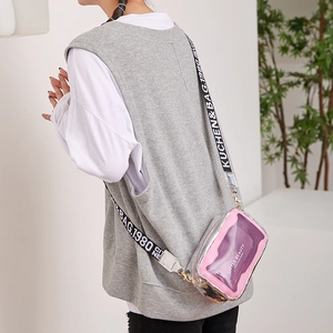 Sac bandoulière en cuir argenté avec fenêtre rose et large bandoulière imprimée tendance
