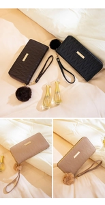 Portefeuille long zippé avec matelassage en M, dragonne et pompon décoratif en peluche