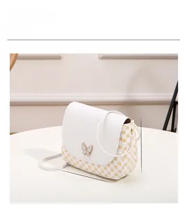 Detaillierte Maße der weißen Tasche mit Blumenmuster und goldenem Schmetterlingsverschluss