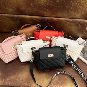 Sac Bandoulière Femme En Cuir PU Matelassé Mode Motif Losange Sac À Main Épaule Avec Large Bandoulière Imprimée Lettres Fermoir Rotatif