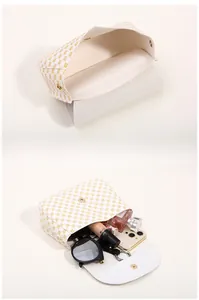 Detailansicht der bedruckten Muscheltasche mit Platz für Handy und Kosmetikartikel