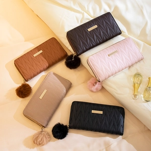 Portefeuille Long Femme Cuir PU Matelassé En V Pochette Zippée Avec Dragonne Et Porte-Clés Pompon Mode Élégant