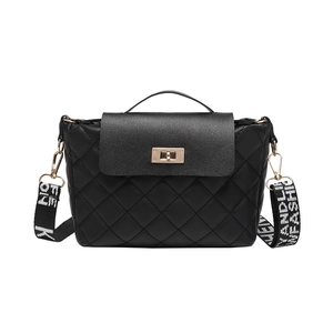 Sac à main matelassé noir avec fermoir doré et bandoulière large en noir et blanc